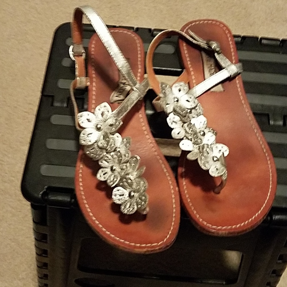 Steve Madden Silver Flower Sandles